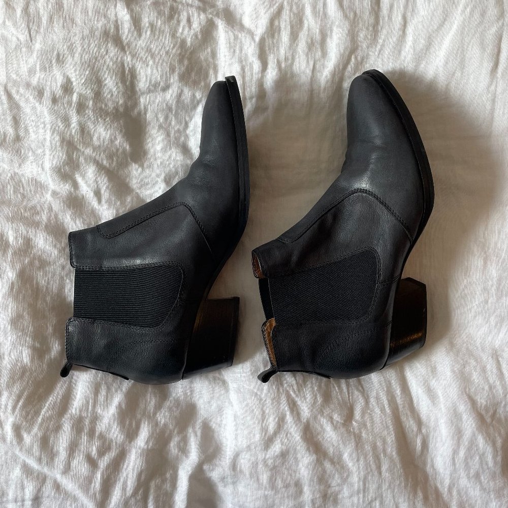 Aquatalia Femi Sport Leather Chelsea Booties EUC 9